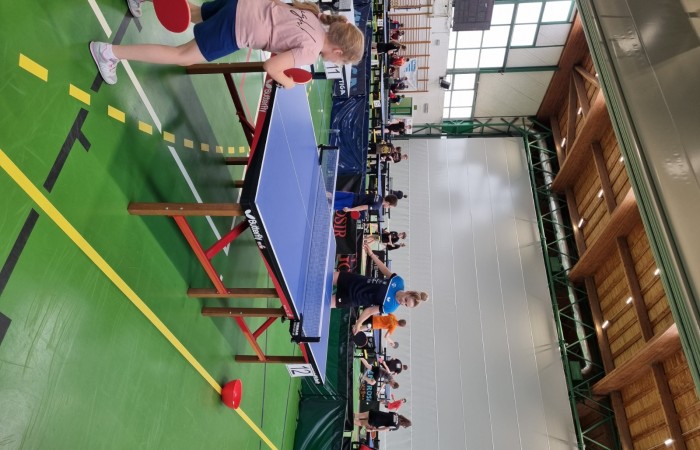 Paulina Krzysiek przy stole z dziećmi